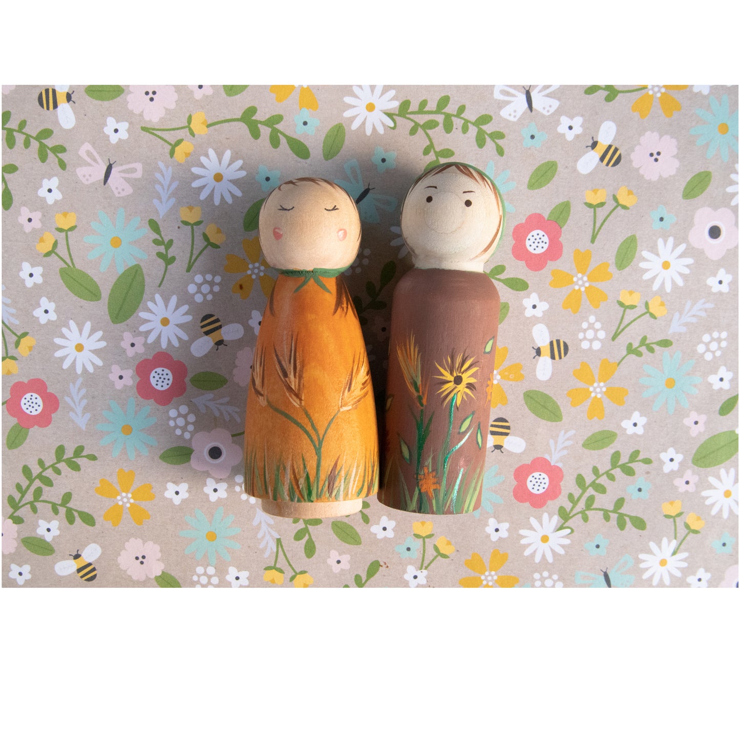 Peg dolls painted, waldorf peg dolls, peg dolls ideas, wooden peg dolls, dolls, etsy peg dolls, peg wooden dolls, open ended toys, Montessori open ended toys, minimalist toys, wooden open ended toys, open ended toys for 5 year olds, open ended toys for 3 year olds, best waldorf toys, waldorf toys for 3 year old, imaginative play toys, imaginative play toys for 5 year olds, wooden imaginative play toys, Montessori Toys,