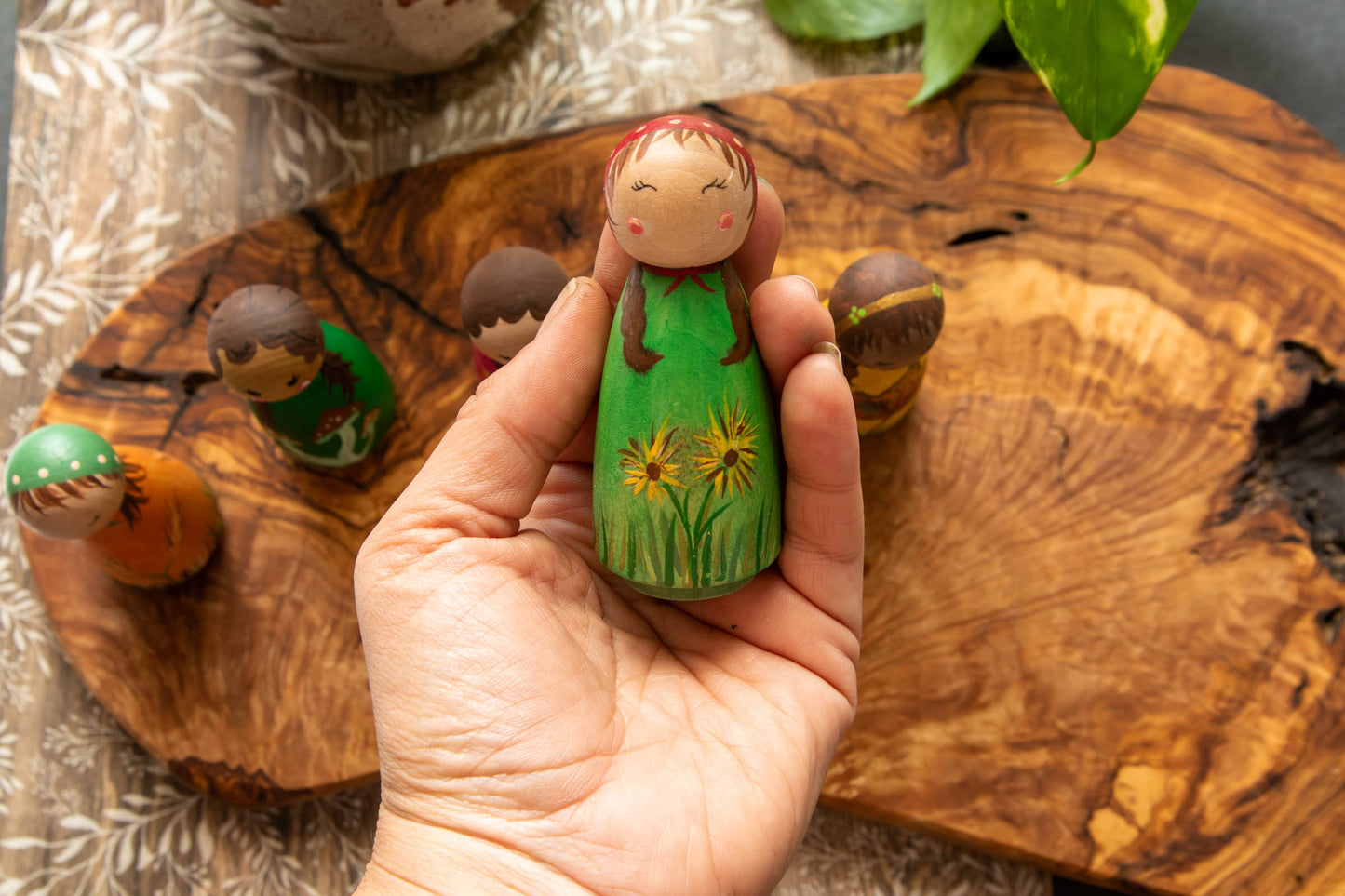 Peg dolls painted, waldorf peg dolls, peg dolls ideas, wooden peg dolls, dolls, etsy peg dolls, peg wooden dolls, open ended toys, Montessori open ended toys, minimalist toys, wooden open ended toys, open ended toys for 5 year olds, open ended toys for 3 year olds, best waldorf toys, waldorf toys for 3 year old, imaginative play toys, imaginative play toys for 5 year olds, wooden imaginative play toys, Montessori Toys,