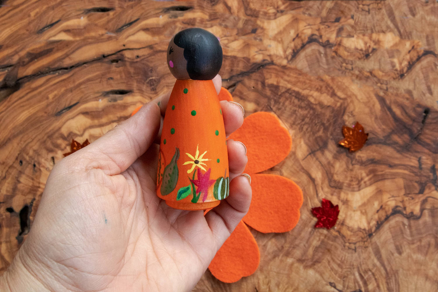 Peg dolls painted, waldorf peg dolls, peg dolls ideas, wooden peg dolls, dolls, etsy peg dolls, peg wooden dolls, open ended toys, Montessori open ended toys, minimalist toys, wooden open ended toys, open ended toys for 5 year olds, open ended toys for 3 year olds, best waldorf toys, waldorf toys for 3 year old, imaginative play toys, imaginative play toys for 5 year olds, wooden imaginative play toys, Montessori Toys, Fall sensory kit, fall sensory bin