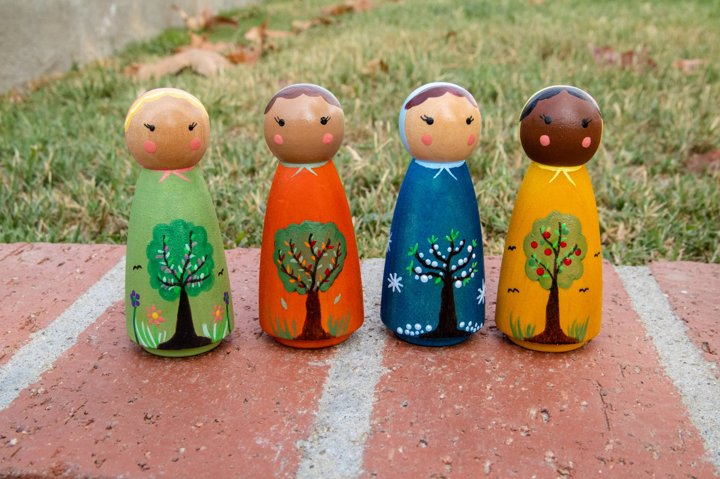 Peg dolls painted, waldorf peg dolls, peg dolls ideas, wooden peg dolls, dolls, etsy peg dolls, peg wooden dolls, open ended toys, Montessori open ended toys, minimalist toys, wooden open ended toys, open ended toys for 5 year olds, open ended toys for 3 year olds, best waldorf toys, waldorf toys for 3 year old, imaginative play toys, imaginative play toys for 5 year olds, wooden imaginative play toys, Montessori Toys,