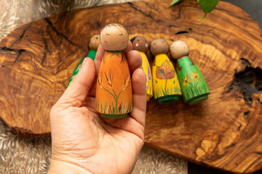Peg dolls painted, waldorf peg dolls, peg dolls ideas, wooden peg dolls, dolls, etsy peg dolls, peg wooden dolls, open ended toys, Montessori open ended toys, minimalist toys, wooden open ended toys, open ended toys for 5 year olds, open ended toys for 3 year olds, best waldorf toys, waldorf toys for 3 year old, imaginative play toys, imaginative play toys for 5 year olds, wooden imaginative play toys, Montessori Toys, 