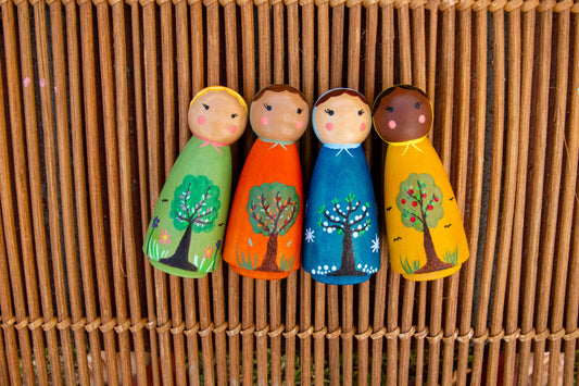 Peg dolls painted, waldorf peg dolls, peg dolls ideas, wooden peg dolls, dolls, etsy peg dolls, peg wooden dolls, open ended toys, Montessori open ended toys, minimalist toys, wooden open ended toys, open ended toys for 5 year olds, open ended toys for 3 year olds, best waldorf toys, waldorf toys for 3 year old, imaginative play toys, imaginative play toys for 5 year olds, wooden imaginative play toys, Montessori Toys, 